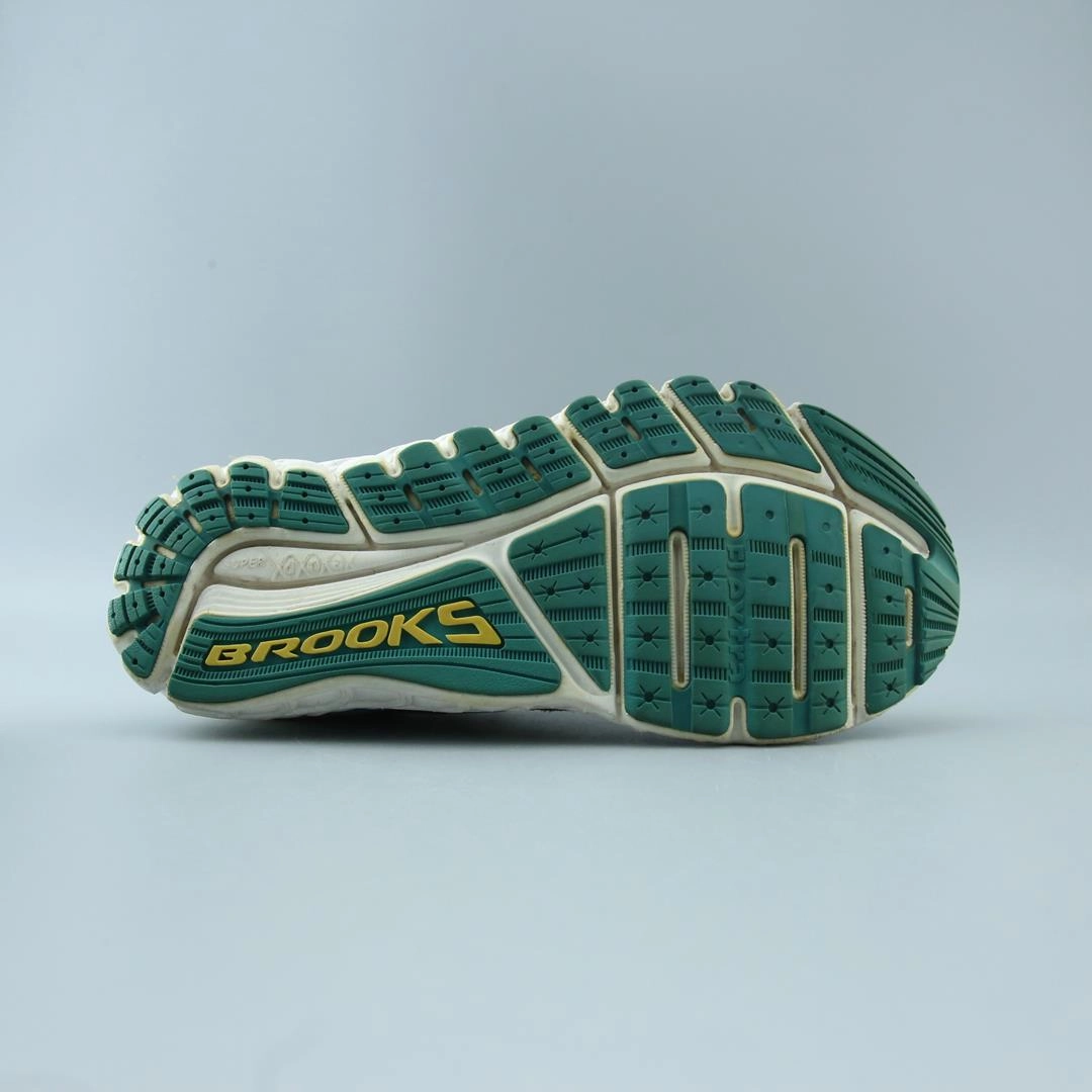 BROOKS TRANSCEND performance running shoe visuals