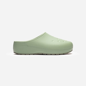 Classic Icon Lightweight casual Crocs