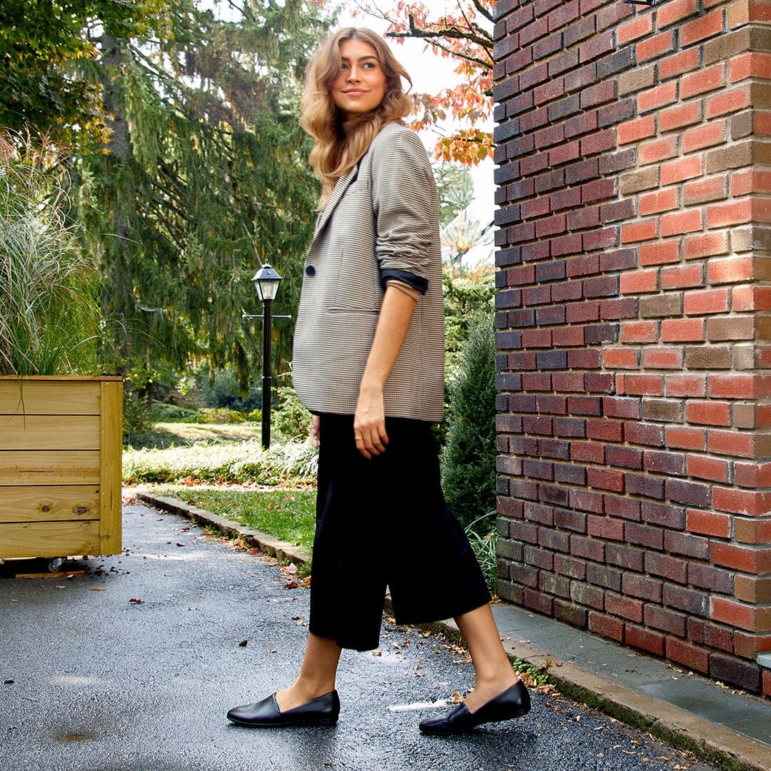 DANSKO LARISA FLAT BLACK WIDE Dansko shoe design close-ups