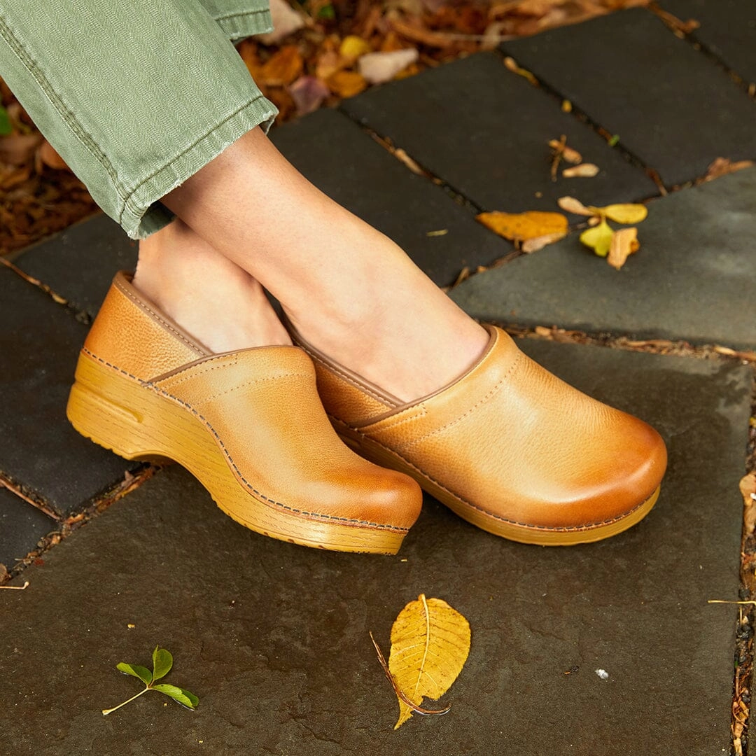 DANSKO PROFESSIONAL HONEY BURNISHED Dansko shoe design close-ups
