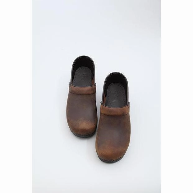 DANSKO PROFESSIONAL MEN'S ANTIQUE BROWN Dansko shoe design close-ups