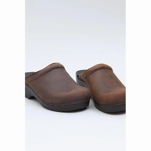 DANSKO SONJA ANTIQUE BROWN Dansko shoe design close-ups