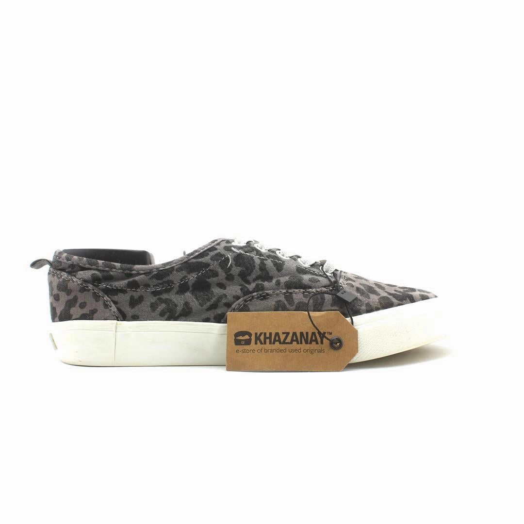 OLD NAVY 1994 affordable Old Navy shoe visuals