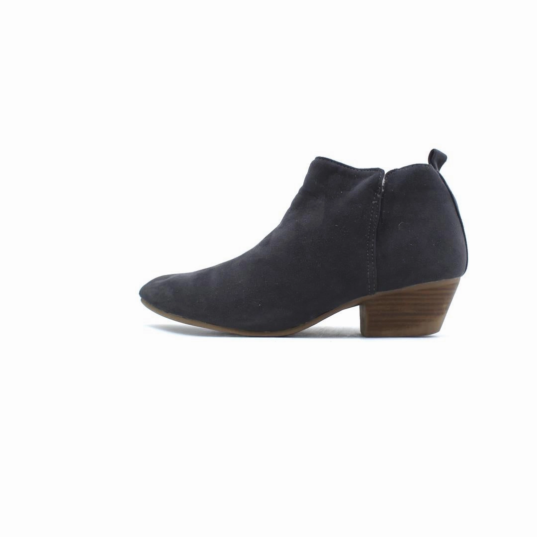OLD NAVY . Old Navy versatile casual footwear