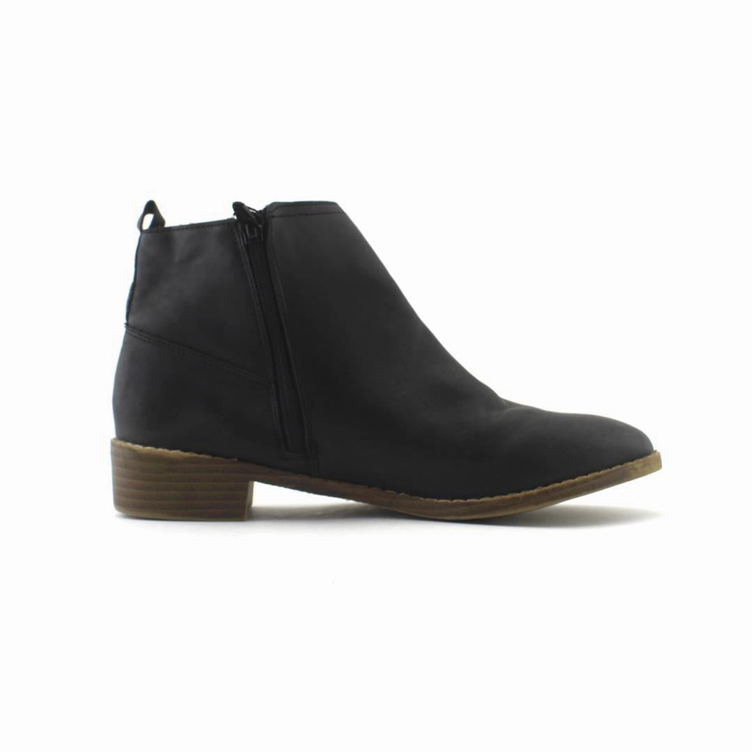 OLD NAVY . affordable Old Navy shoe visuals