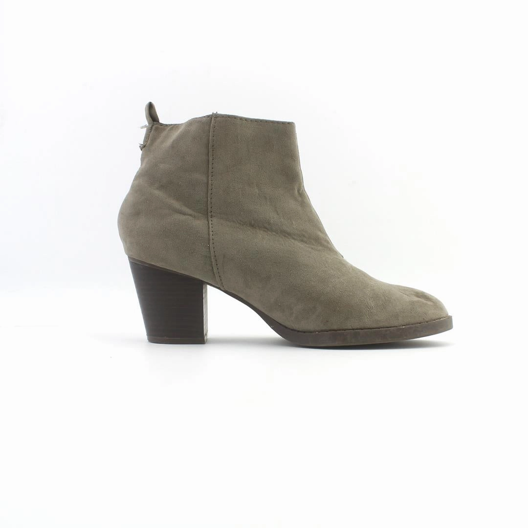 OLD NAVY . Old Navy shoe design snapshots