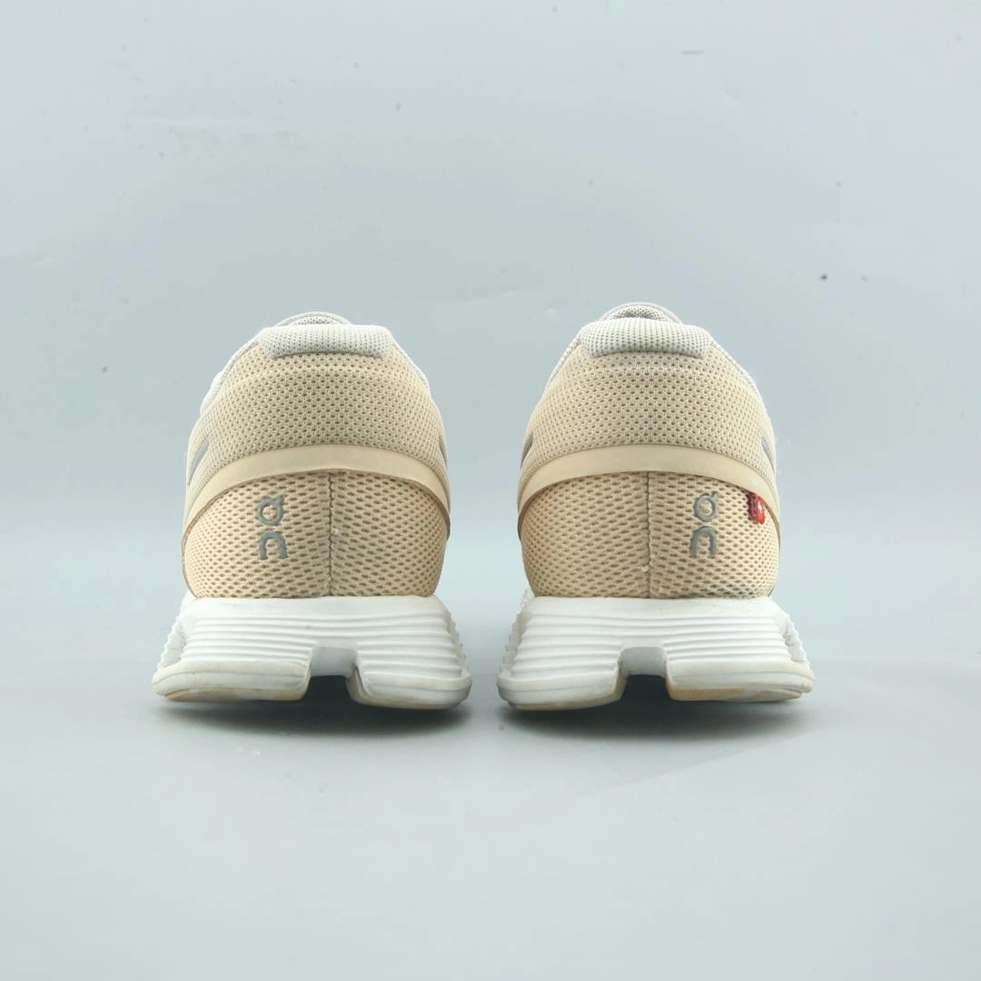 ON CLOUD 5 On Cloud lightweight running shoes