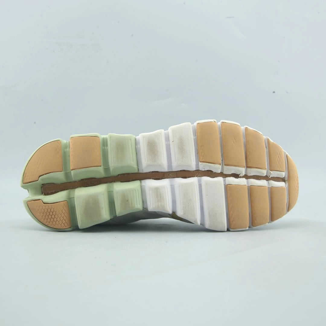 ON CLOUD FLYER On Cloud lightweight running shoes