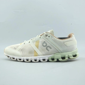 ON CLOUD FLYER On Cloud cushioned shoes with lightweight feel