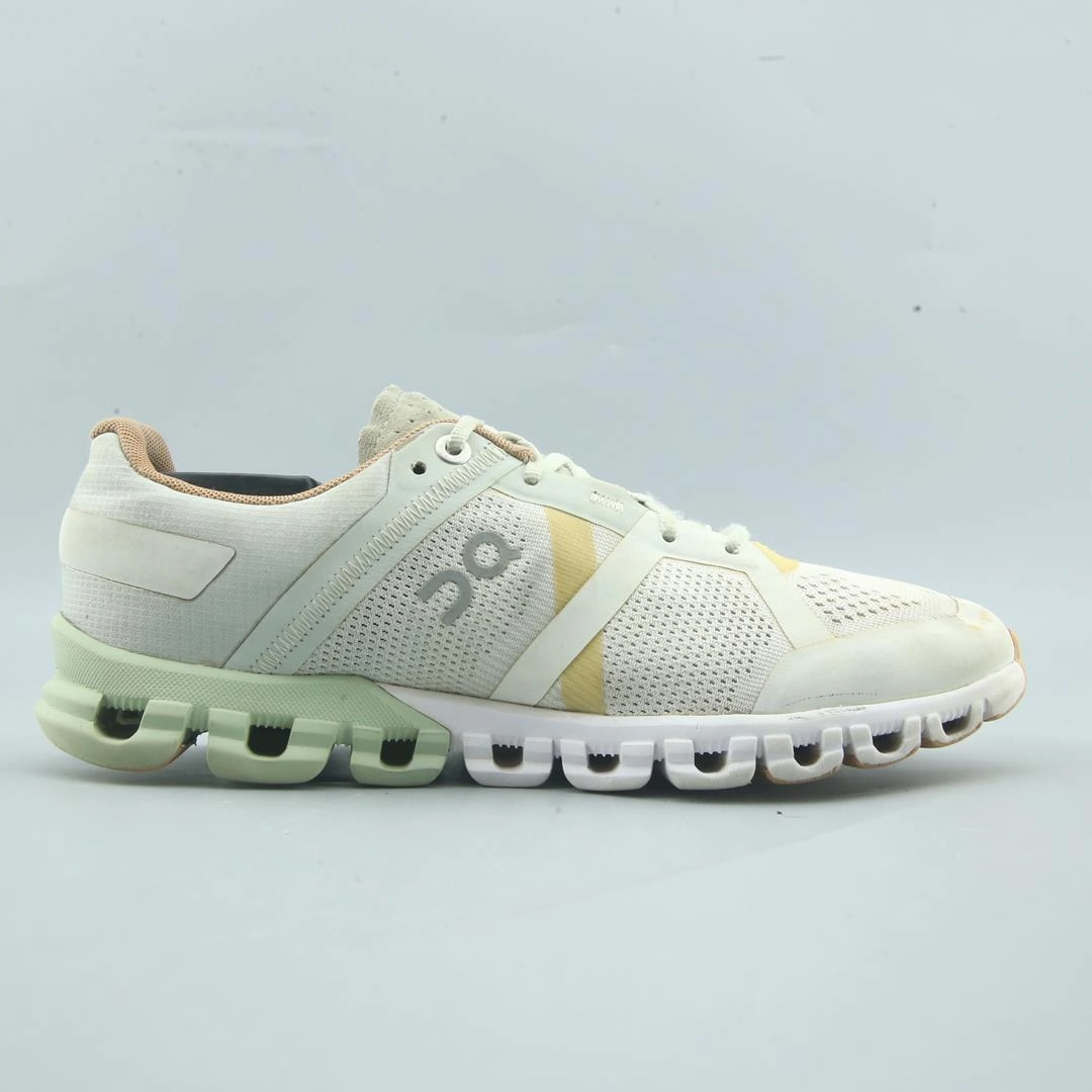 ON CLOUD FLYER On Cloud lightweight running shoes