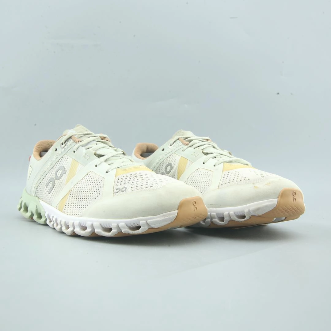 ON CLOUD FLYER On Cloud lightweight running shoes
