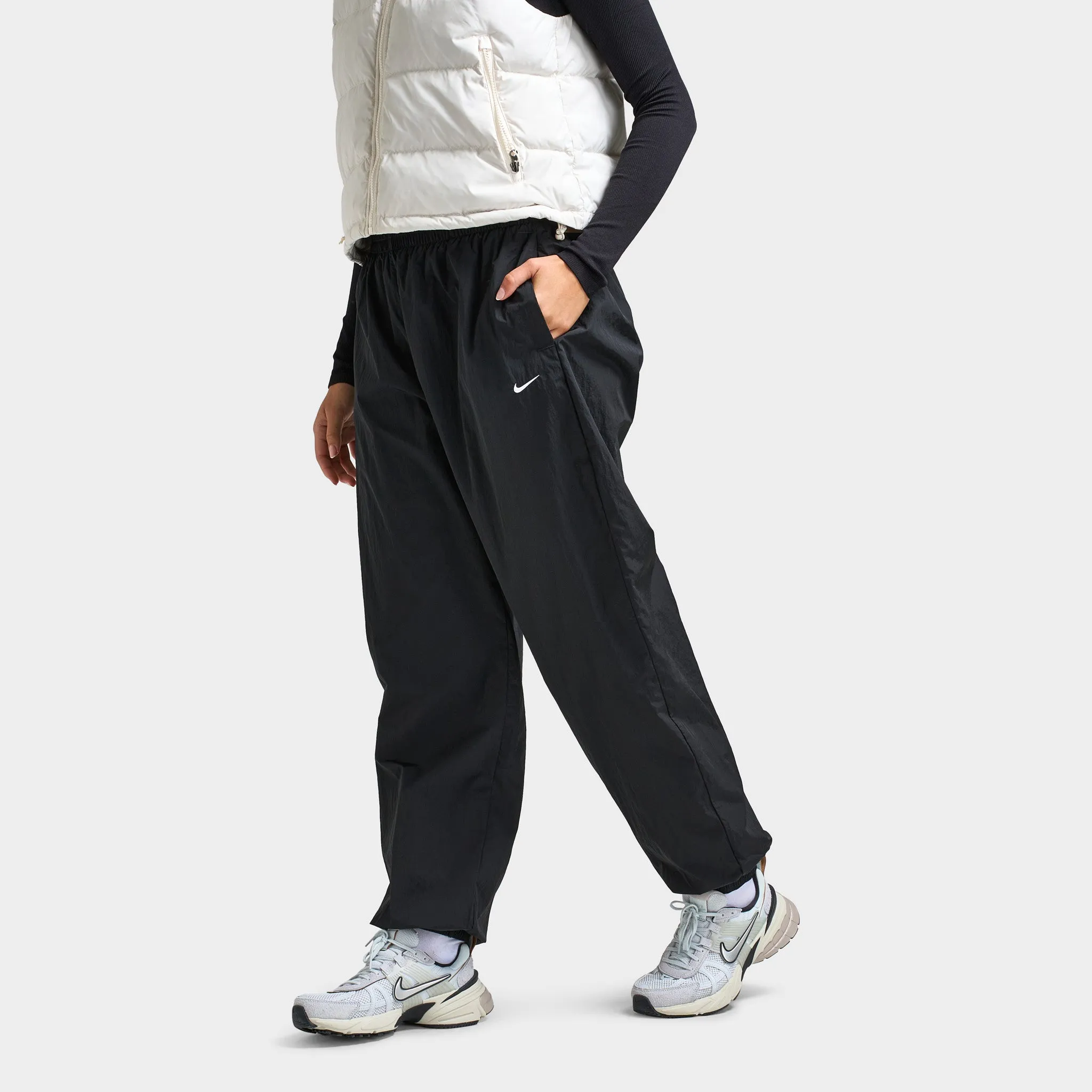 Womens Nike Nike Sportswear Women's Mid-Rise Oversized Woven Joggers Black / White
